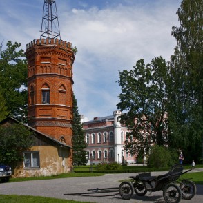 Bīriņu muižā pie ūdenstorņa Bīriņu muižā pie ūdenstorņa