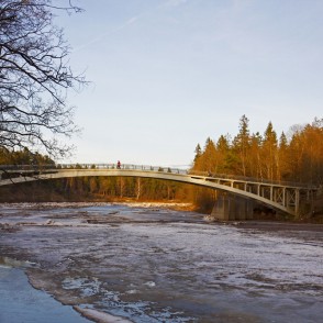 Arkveida gājēju tilts pār Ogres upi Arkveida gājēju tilts pār Ogres upi