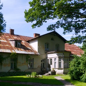 Māja Bīriņu muižas teritorijā Māja Bīriņu muižas teritorijā