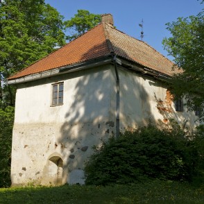 Popes muižas Mednieku namiņš jeb Bruņinieku pils Popes muižas Mednieku namiņš jeb Bruņinieku pils