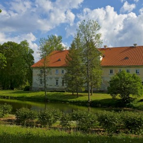 Popes muižas pils no otras puses Popes muižas pils no otras puses