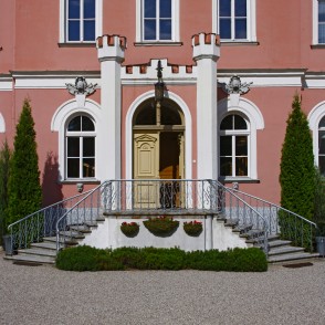 Bīriņu pils ieejas portāls (no parka puses) Bīriņu pils ieejas portāls (no parka puses)