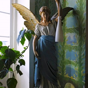 Eņģeļa figūra Bruknas muižā Eņģeļa figūra Bruknas muižā