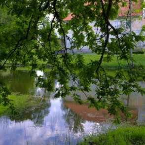 Skats uz Popes pili caur ozola zariem Skats uz Popes pili caur ozola zariem