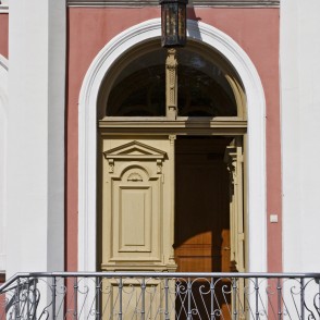 Bīriņu pils ieejas portāls (no parka puses) Bīriņu pils ieejas portāls (no parka puses)