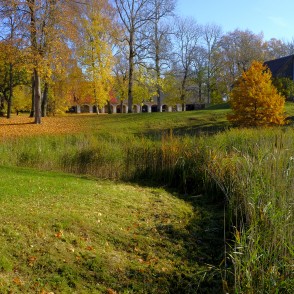 Vecpiebalgas muiža un parks rudenī Vecpiebalgas muiža un parks rudenī