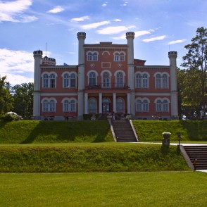 Bīriņu Pils skatā no ezera puses Bīriņu Pils skatā no ezera puses