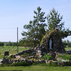 Skulptūra Bruknas muižas dārzā un apkārtnes ainava Skulptūra Bruknas muižas dārzā un apkārtnes ainava