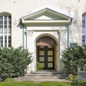 Olaines luterāņu baznīcas ieejas portāls Olaines luterāņu baznīcas ieejas portāls