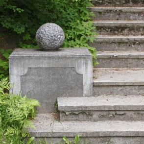 Akmens lode Špakovska parkā Akmens lode Špakovska parkā