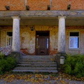 Lodes muižas kungu mājas ieejas portāls Lodes muižas kungu mājas ieejas portāls