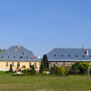 Atjaunotā Bruknas muižas kungu māja un viena no klētīm Atjaunotā Bruknas muižas kungu māja un viena no klētīm