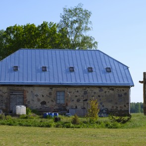 Viena no atjaunotajām Bruknas muižas klētīm Viena no atjaunotajām Bruknas muižas klētīm