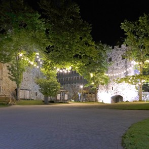 Siguldas Viduslaiku pils naktī Siguldas Viduslaiku pils naktī