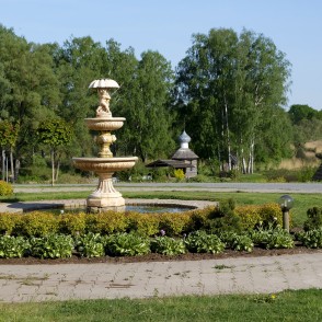 Strūklaka pie Bruknas muižas kungu mājas Strūklaka pie Bruknas muižas kungu mājas