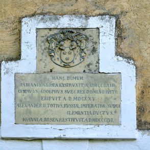 Ģerbonis un uzraksts virs Lielstraupes pils vārtiem Ģerbonis un uzraksts virs Lielstraupes pils vārtiem