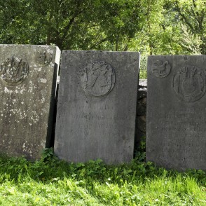 Plāksnes pie Lielstraupes pils Plāksnes pie Lielstraupes pils