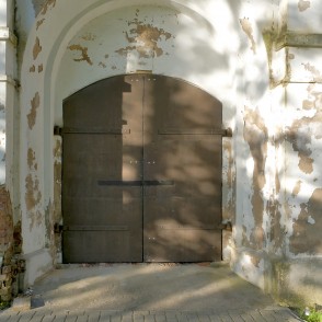 Iecavas luterāņu baznīcas ieejas portāls Iecavas luterāņu baznīcas ieejas portāls