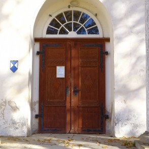 Dzērbenes luterāņu baznīcas ieejas portāls Dzērbenes luterāņu baznīcas ieejas portāls