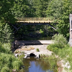 Gājēju koka tilts pār Rīvu Gājēju koka tilts pār Rīvu