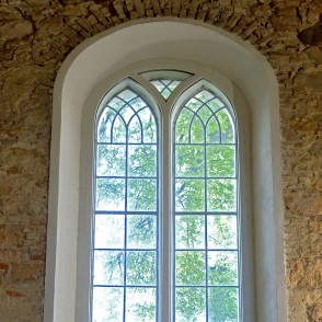 Iecavas luterāņu baznīcas logs Iecavas luterāņu baznīcas logs