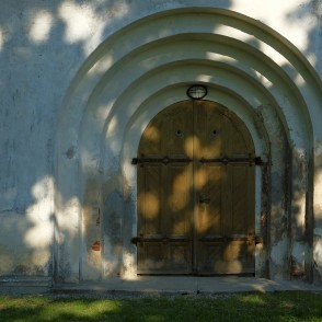 Kabiles luterāņu baznīcas ieejas portāls Kabiles luterāņu baznīcas ieejas portāls