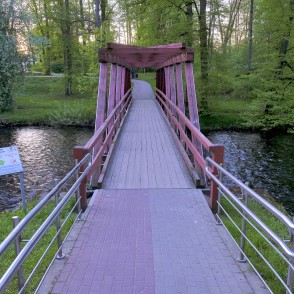 Tilts pār Iecavas upi Iecavas muižas parkā Tilts pār Iecavas upi Iecavas muižas parkā