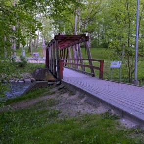 Gājēju tilts pār Iecavu Iecavas parkā Gājēju tilts pār Iecavu Iecavas parkā