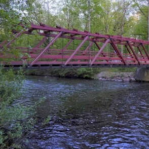 Tilts pār Iecavas upi Iecavas muižas parkā Tilts pār Iecavas upi Iecavas muižas parkā