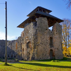 Raunas viduslaiku pilsdrupas un skatu tornis Raunas viduslaiku pilsdrupas un skatu tornis