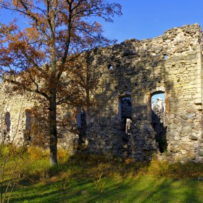 Raunas viduslaiku pilsdrupas no aizmugures Raunas viduslaiku pilsdrupas no aizmugures