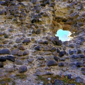 Raunas pilsdrupu mūra fragments Raunas pilsdrupu mūra fragments