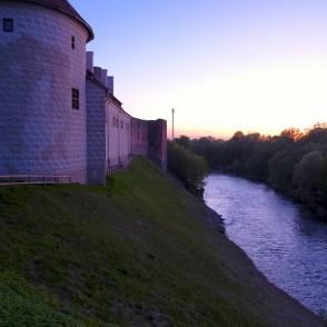 Bauskas pils naktī, Mēmeles upe Bauskas pils naktī, Mēmeles upe