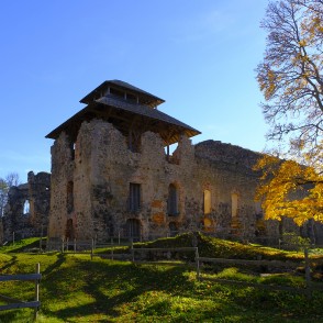 Raunas viduslaiku pilsdrupas rudenī Raunas viduslaiku pilsdrupas rudenī