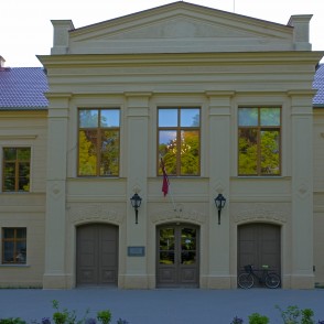 Vārmes pamatskolas ieejas portāls Vārmes pamatskolas ieejas portāls