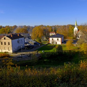 Raunas luterāņu baznīca no Raunas pilsdrupām Raunas luterāņu baznīca no Raunas pilsdrupām