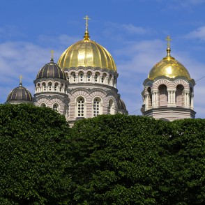 Kristus Piedzimšanas pareizticīgo katedrāles kupoli virs Brīvības bulvāra liepu galotnēm Kristus Piedzimšanas pareizticīgo katedrāles kupoli virs Brīvības bulvāra liepu galotnēm
