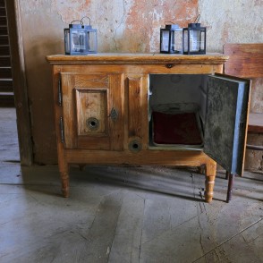 Antīks ledusskapis Nabes muižā Antīks ledusskapis Nabes muižā