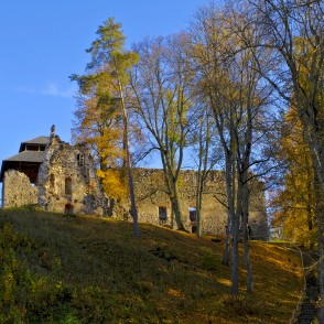 Raunas viduslaiku pilsdrupas rudenī Raunas viduslaiku pilsdrupas rudenī
