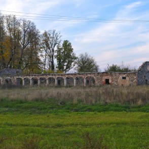 Valtenberģu muižas zirgu staļļa drupas Valtenberģu muižas zirgu staļļa drupas