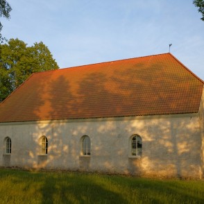 Užavas luterāņu baznīca vakara gaismā Užavas luterāņu baznīca vakara gaismā