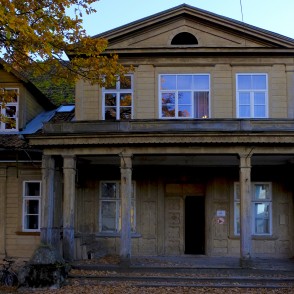 Smiltenes muižas kungu mājas ieejas portāls Smiltenes muižas kungu mājas ieejas portāls