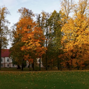 Vānes muižas pils un parks rudenī Vānes muižas pils un parks rudenī