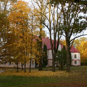 Vānes muižas pils un parks rudenī Vānes muižas pils un parks rudenī