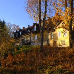 Smiltenes muižas kungu māja no parka puses Smiltenes muižas kungu māja no parka puses