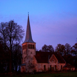 Kabiles luterāņu baznīca pēc saulrieta Kabiles luterāņu baznīca pēc saulrieta