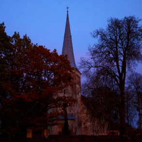 Kabiles luterāņu baznīca pēc saulrieta Kabiles luterāņu baznīca pēc saulrieta