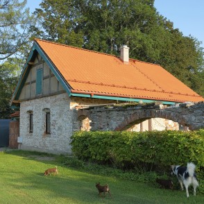 Atjaunotā Veismaņu muižas putnu māja Atjaunotā Veismaņu muižas putnu māja
