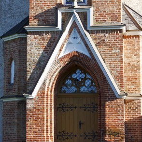 Piņķu Sv. Jāņa luterāņu baznīcas ieejas portāls Piņķu Sv. Jāņa luterāņu baznīcas ieejas portāls