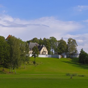 Skats no Lielbātas avota uz Lielbātas muižu Skats no Lielbātas avota uz Lielbātas muižu